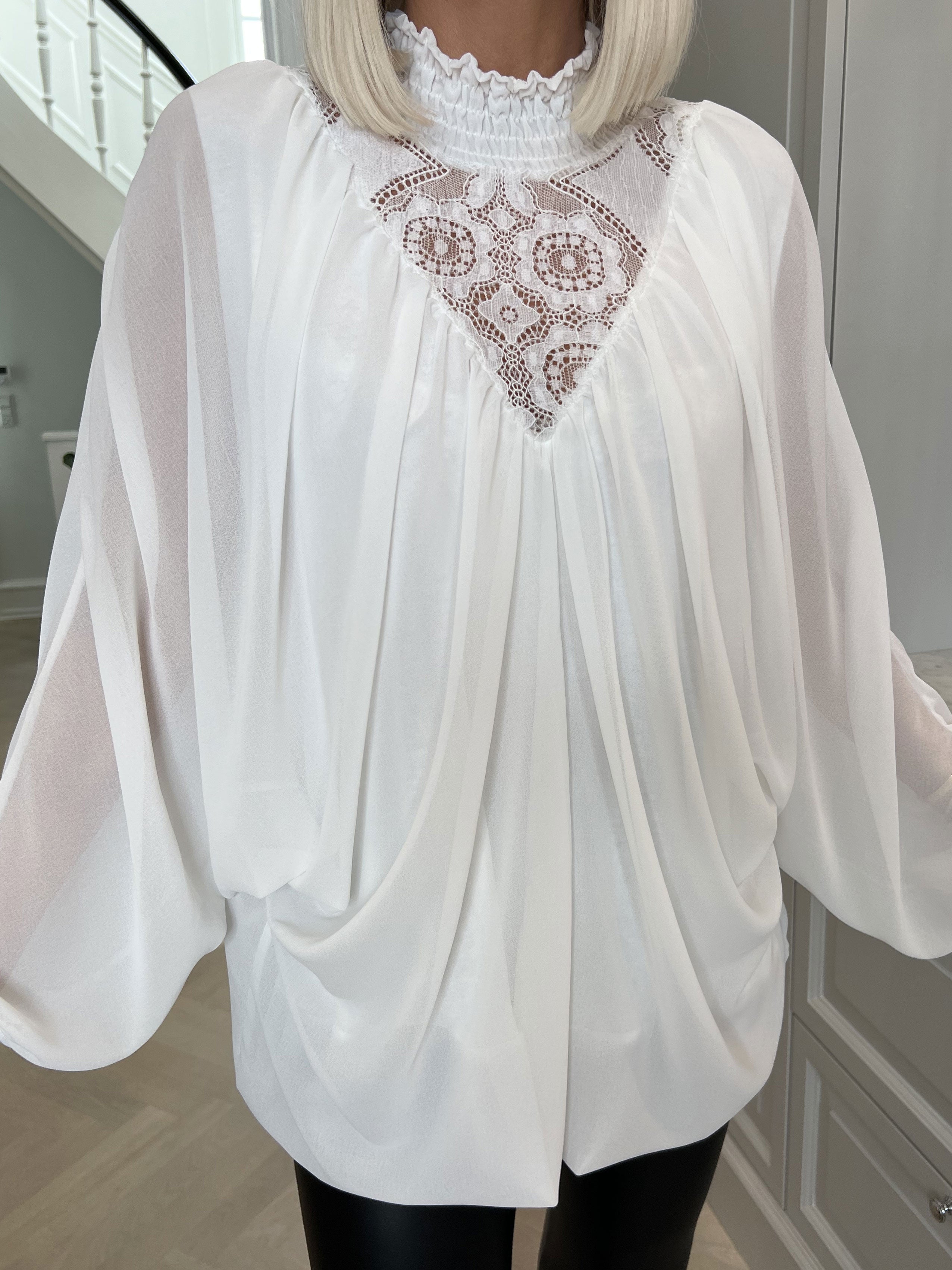 Edina - Söt blus med vida ballongärmar